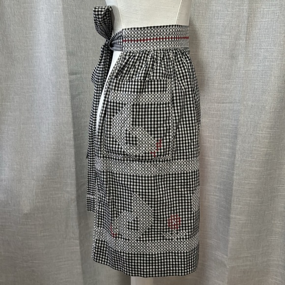 Vintage Apron-Black/White Gingham Check with Rooster & Hen Stitch Detail - Picture 6 of 12
